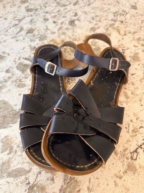 Saltwater sandals size 9